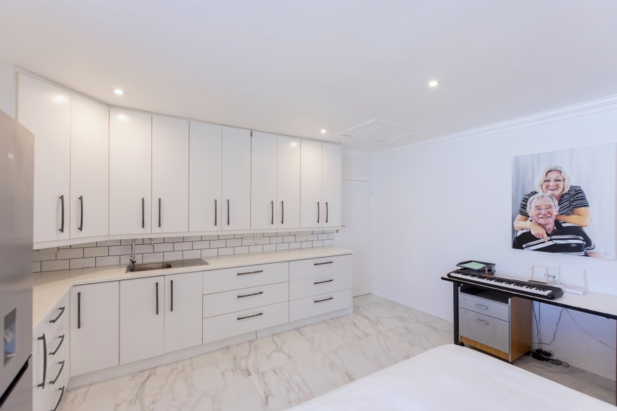 5 Bedroom Property for Sale in Golden Mile Western Cape